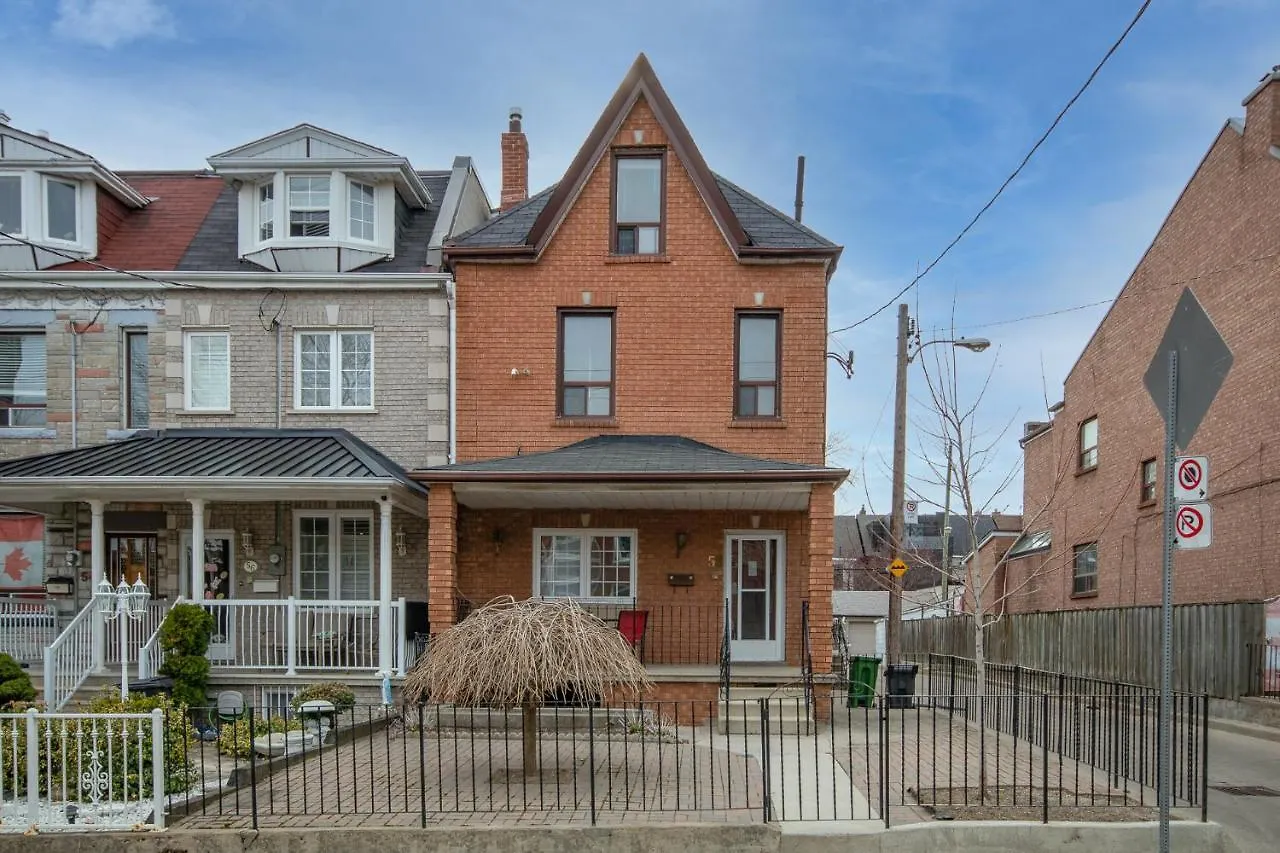 Very Cozy & Comfortable In Downtown Toronto Great Value! Apartment